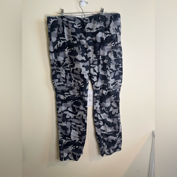 Levi’s Gray and Black Ace Cargo Twill Combat Camouflage Pants - Picture 1 of 10